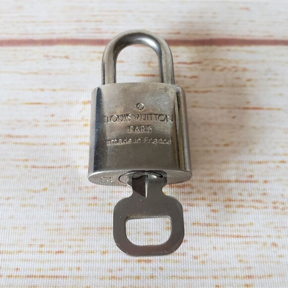 RARE! Authentic Louis Vuitton #312 Lock and Key Set Silver 300 Series Padlock - Picture 11 of 12
